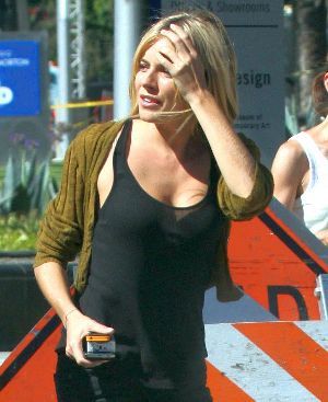 17748_Preppie_Sienna_Miller_out_to_eat_17_122_437lo.JPG