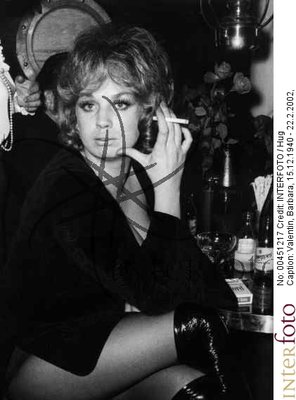 Valentin, Barbara, 15.12.1940 - 22.2.2002, 
deut. Schauspielerin, Halbfigur, 80er Jahre


sitzend, zigarette in hand haltend, rauch, rauchend
Keywords: Frau weiblich